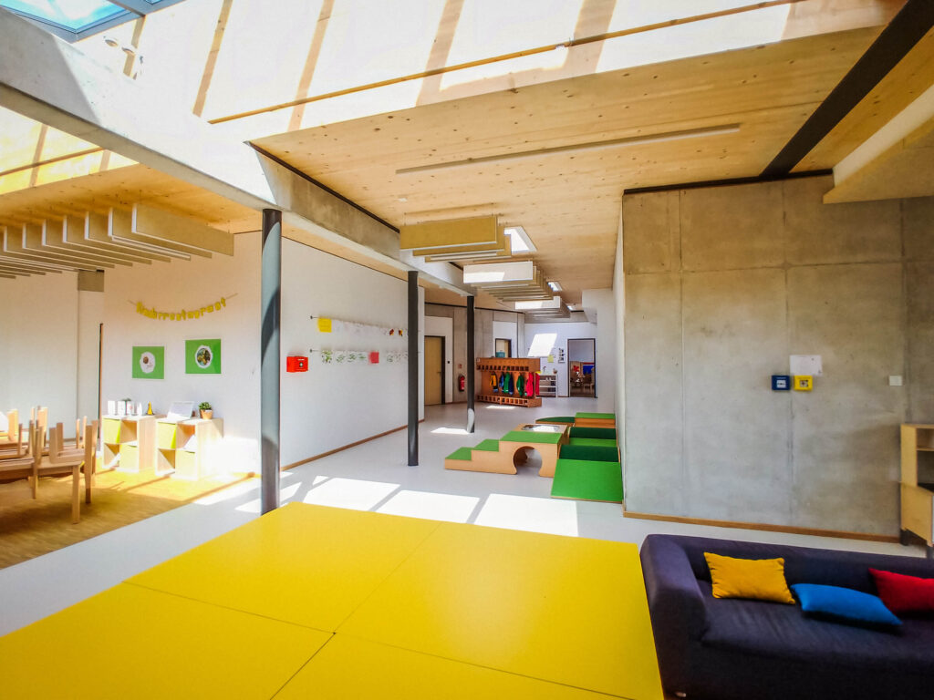 Lichtdurchfluteter Gruppenraum in der BRK KiTa Lindenstraße