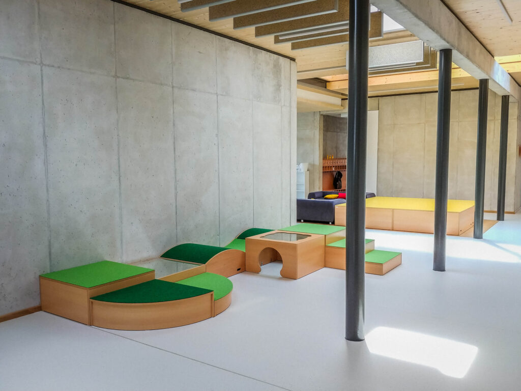 Gruppenraum in der KiTa. mit verschiedenen Steinen zum klettern