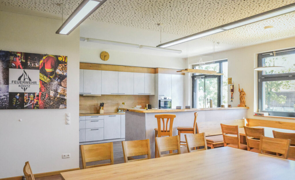 Hier sieht man den Gruppenraum mit Blick in Richtung der Küche der Feuerwehr Köditz