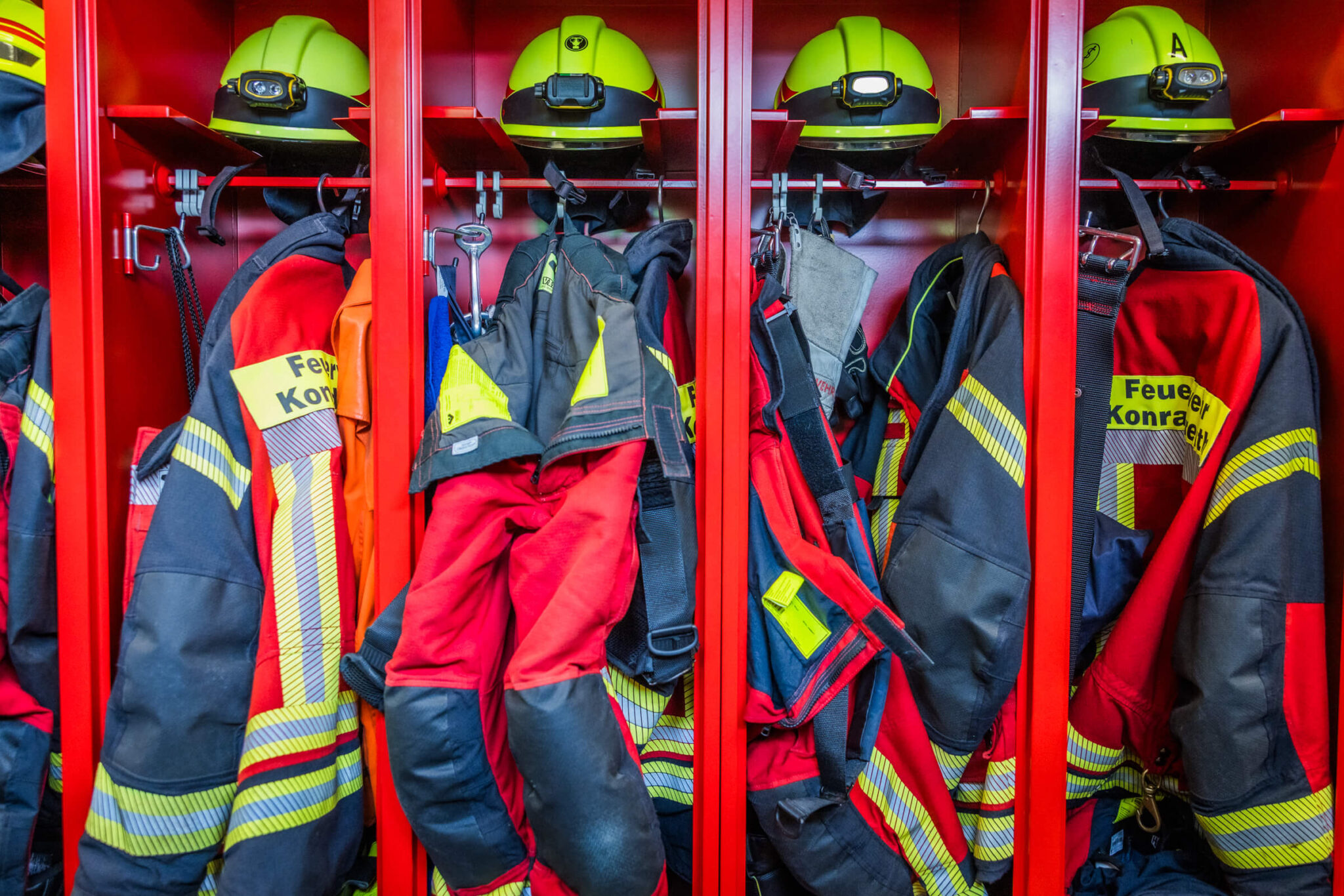 Detailansicht Garderobe und Anzüge der Feuerwehr Konradsreuth