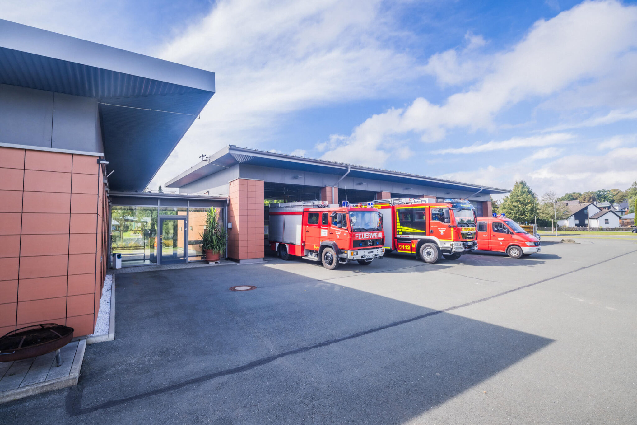 Fahrzeug der Feuerwehr Konradsreuth vor Maschinenhalle