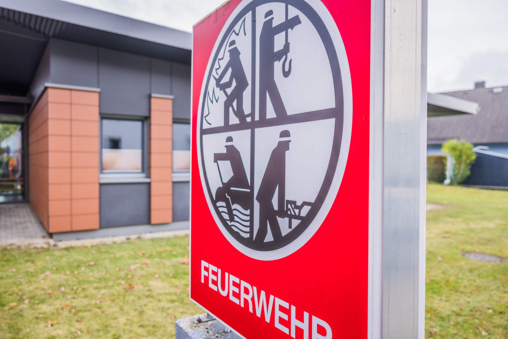 Schild mit Aufschrift Feuerwehr vor dem Feuerwehrgebäude Konradsreuth