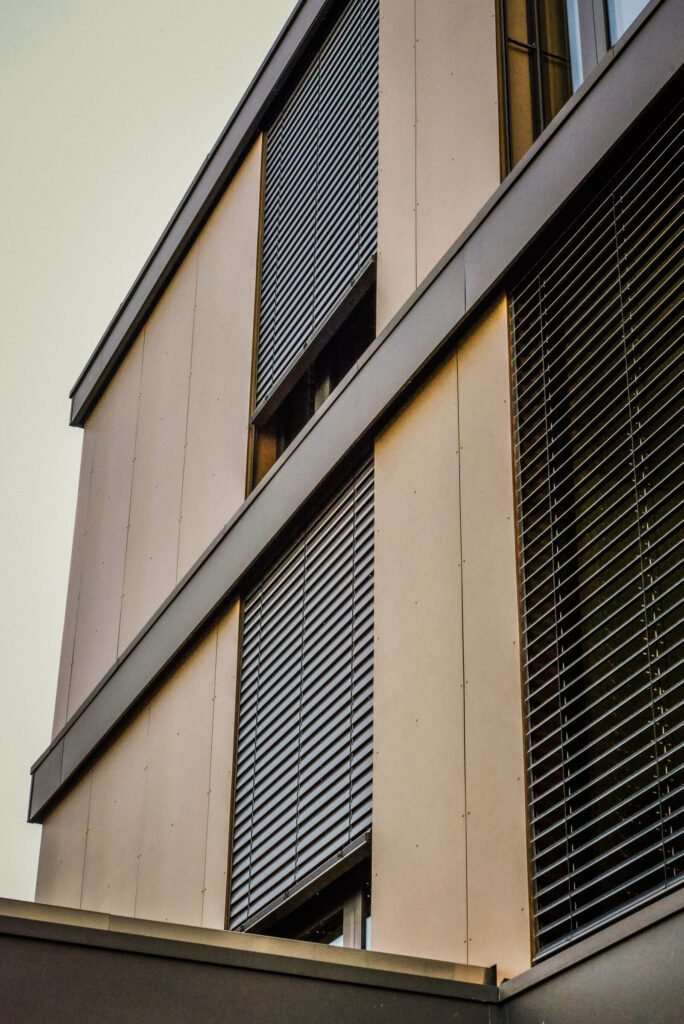 Detailansicht der Fassade von Kropf Solutions