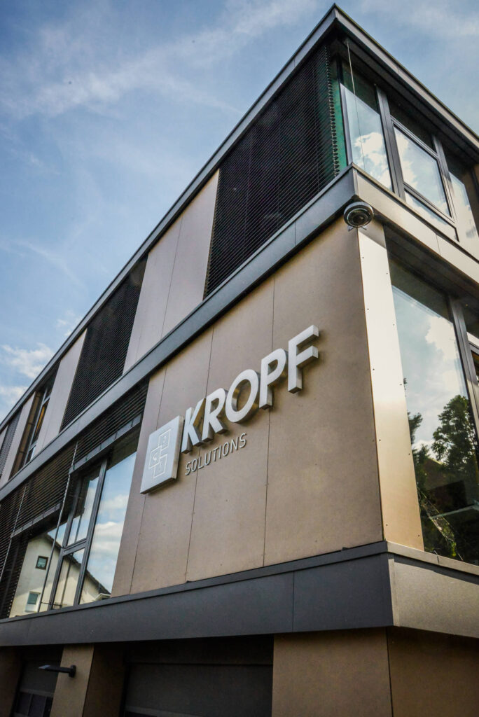 Fassade der Firma Kropf Solutions mit Logo an Fassade angebracht